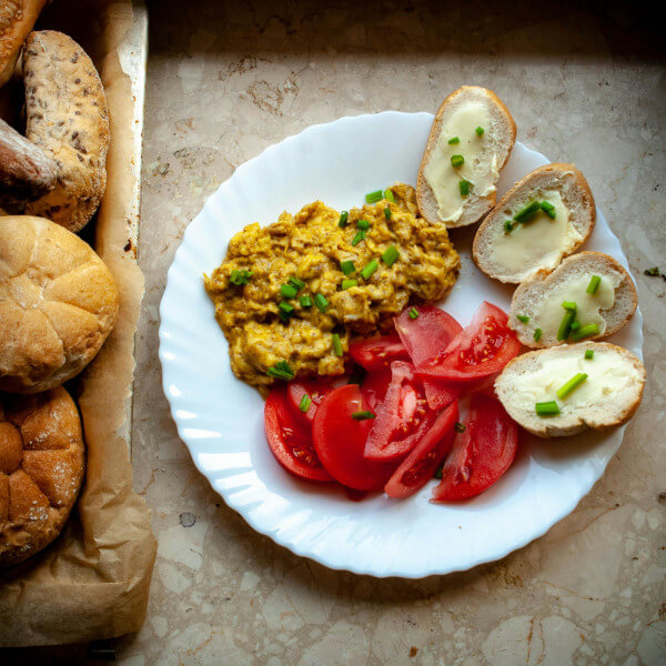 Jajecznica z warzywami - zdrowe, szybkie i pożywne śniadanie