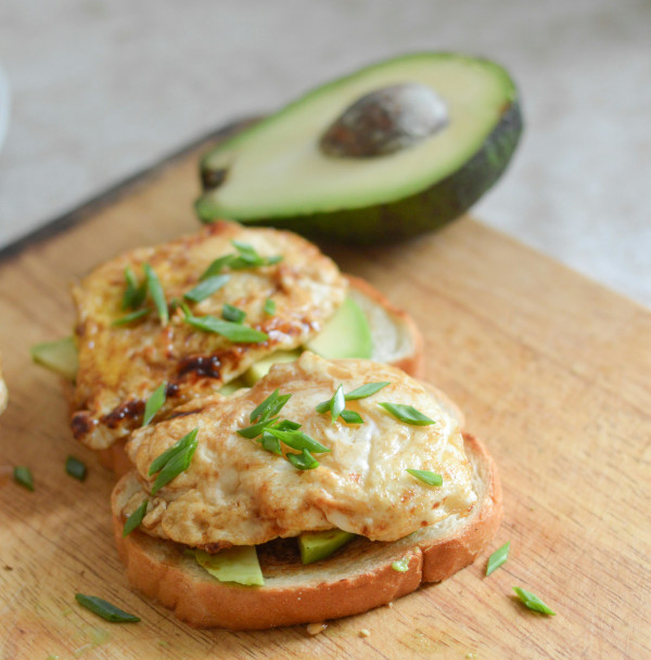 Jajecznica z awokado i pomidorkami – pyszne i zdrowe śniadanie