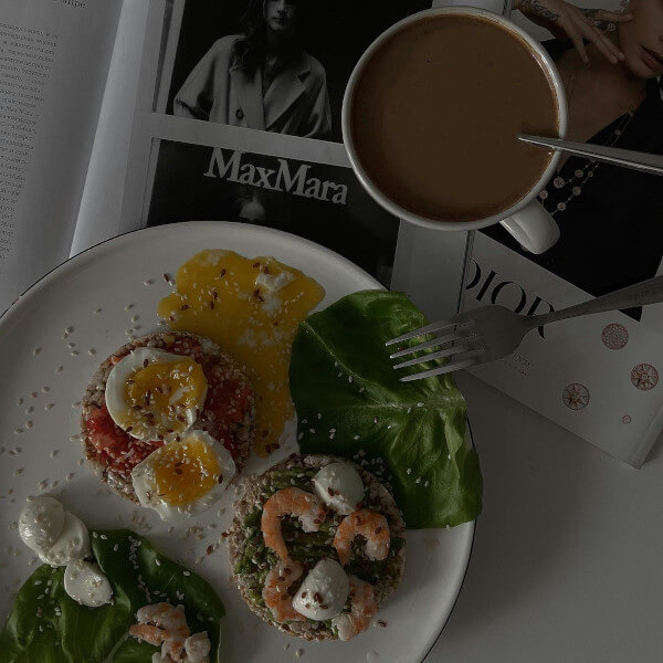 Jajka sadzone z awokado i pomidorem - zdrowe i szybkie śniadanie