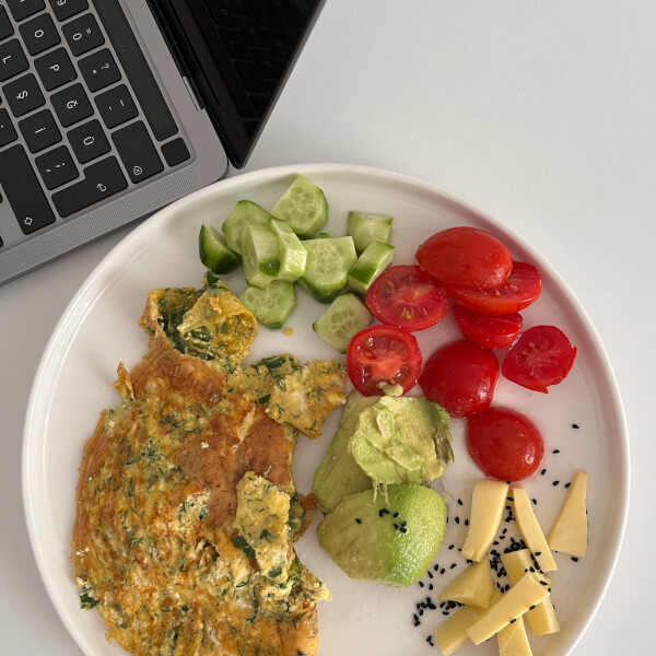 Omlet ze szpinakiem, serem feta i suszonymi pomidorami – zdrowe i pożywne śniadanie