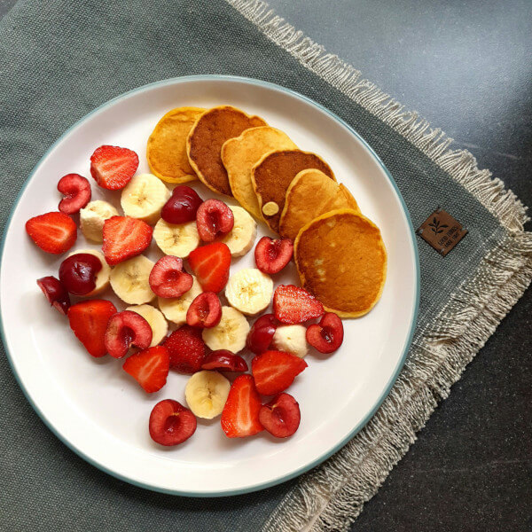 Pancakes z owocami i syropem klonowym - pyszne i sycące śniadanie