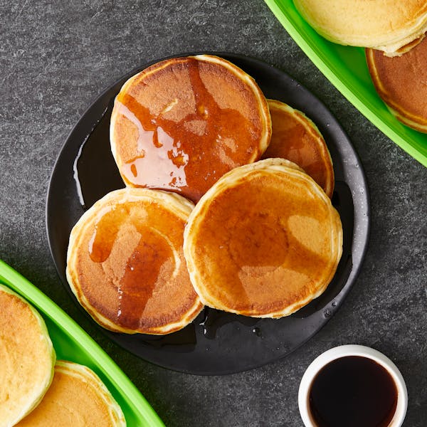 Idealne Puszyste Amerykańskie Pancakes na Maślance – Sekret Delikatnego Ciasta, Smażone do Złotego Koloru, Serwowane z Syropem Klonowym i Owocami