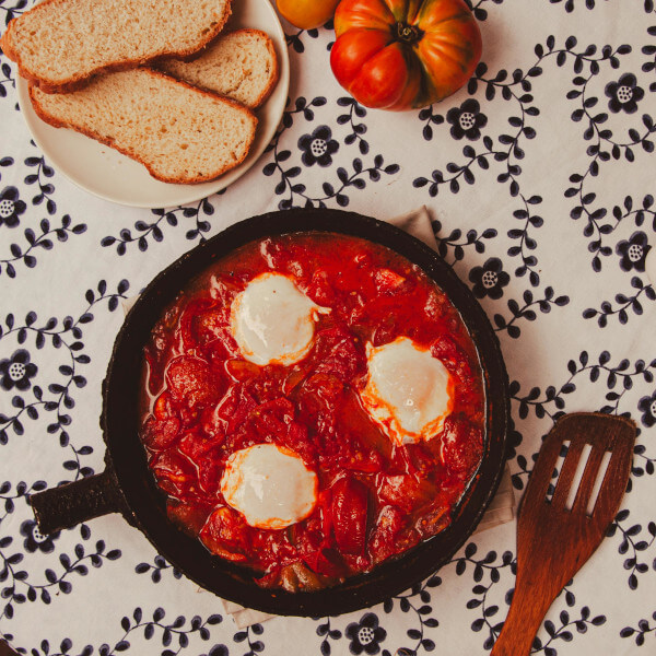 Tradycyjna Shakshuka – intensywnie aromatyczne jajka gotowane w gęstym sosie pomidorowo-paprykowym