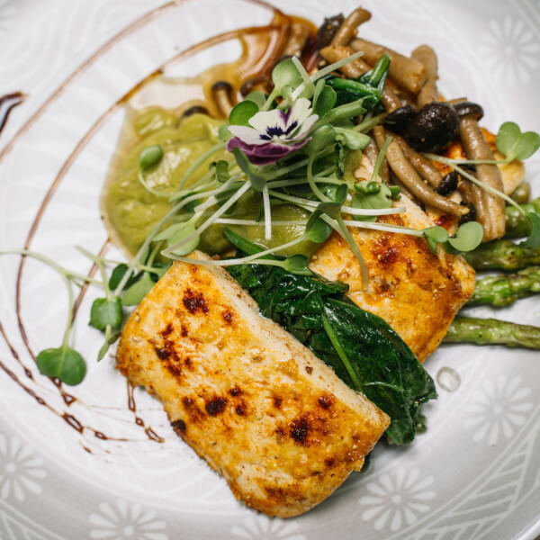 Puszyste i Sycące Wegańskie Tofu Scramble z Kalą Namak i Świeżym Szpinakiem – Zdrowa Alternatywa dla Jajecznicy