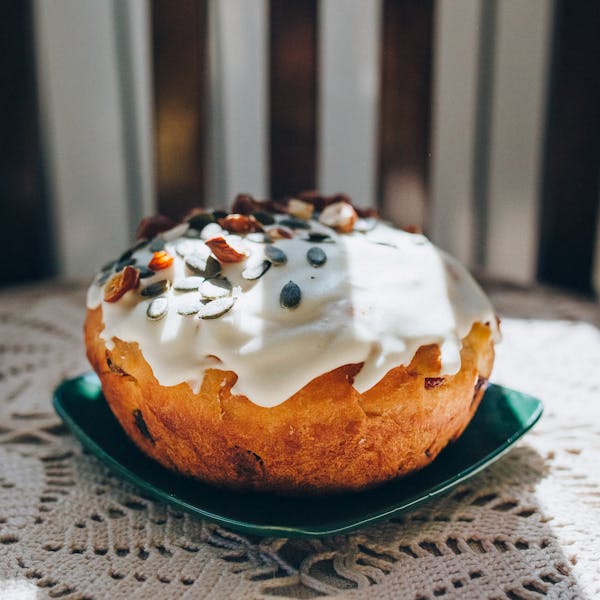 Zestaw różnych słodkości: kawałek sernika, babeczka i deser w pucharku. Najlepsze przepisy na ciasta, desery i wypieki.